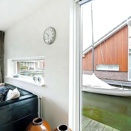 Boathouse Suburban Amsterdam Lodge *