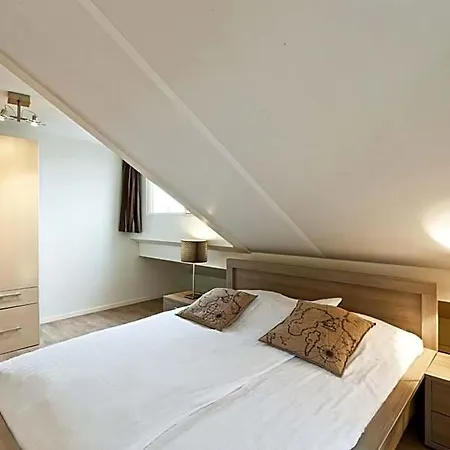 Boathouse Suburban Amsterdam Lodge *
